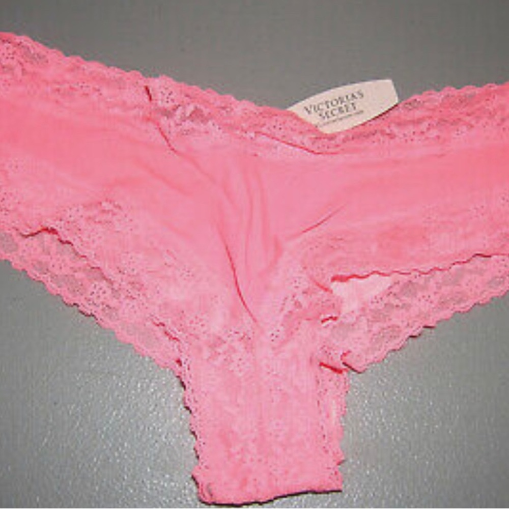 NWT Victorias Secret Vintage Very Sexy Cheeky Panty Iconic lace M